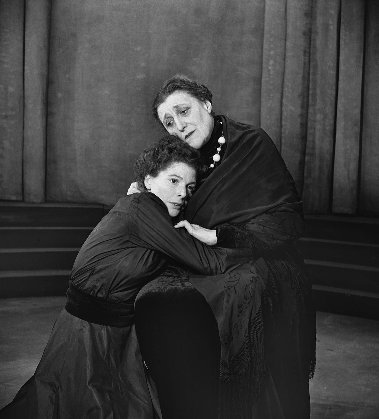 Résumé court d’ ANTIGONE une pièce de théâtre de Jean Anouilh Résumé court d’ ANTIGONE une pièce de théâtre de Jean Anouilh